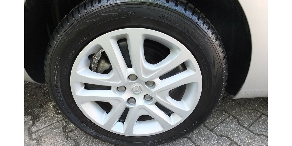 Opel Astra EDITION NAVI KLIMA TEMPOMAT BLUETOOTH 99.125 km 8.908 &euro; Köln 50858