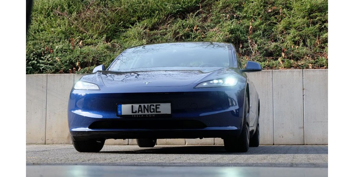 Tesla Model 3 32.475 km 32.980 &euro; Köln 50996