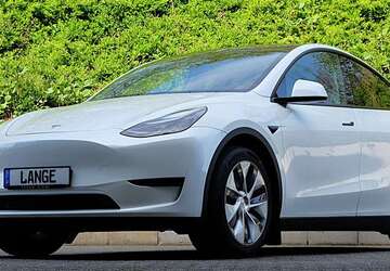 Tesla Model Y 25.600 km 32.980 &euro; Köln 50996