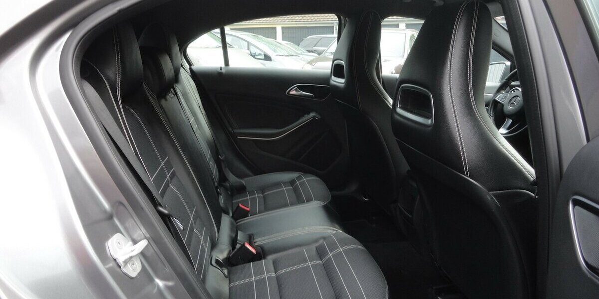 Mercedes-Benz A 180 Urban Autom.Navi Klima PDC SHZ 2.Hd S.Heft 69.000 km 15.999 &euro; Neuss 41462