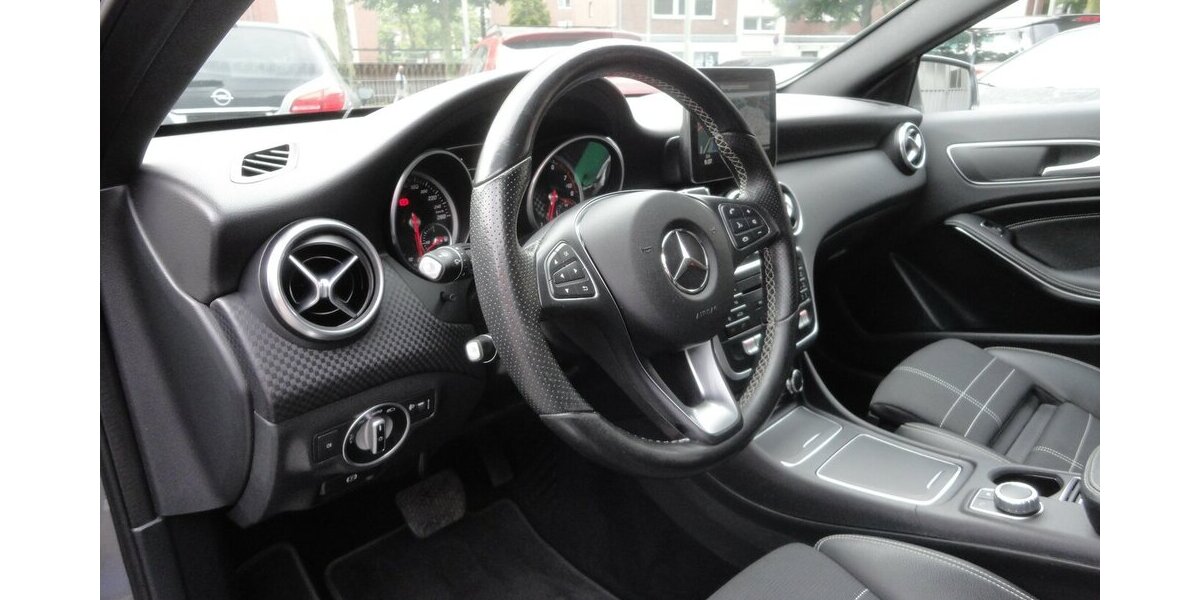 Mercedes-Benz A 180 Urban Autom.Navi Klima PDC SHZ 2.Hd S.Heft 69.000 km 15.999 &euro; Neuss 41462
