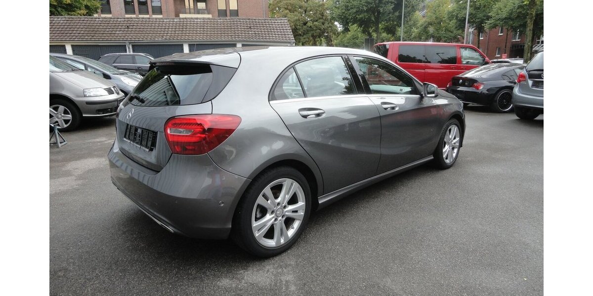 Mercedes-Benz A 180 Urban Autom.Navi Klima PDC SHZ 2.Hd S.Heft 69.000 km 15.999 &euro; Neuss 41462